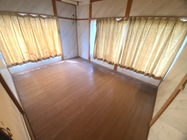 小津町　戸建の洋室|２F　海が見え、光と風を感じる事ができます。一部傾きがあります。