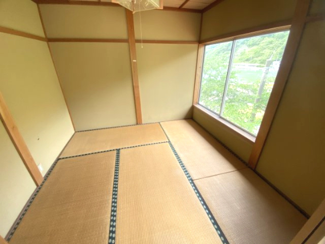 小津町　戸建の和室|２F　収納付き和室（６畳）。個室仕様です。