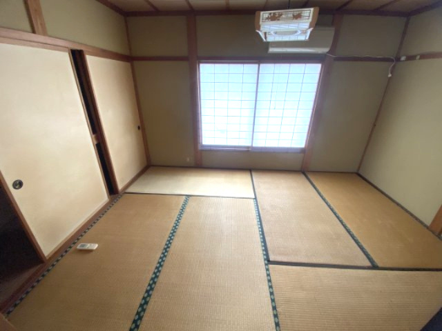 小津町　戸建の和室|２F　収納付き和室（６畳）。個室仕様です。