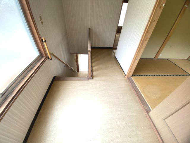 小津町　戸建のその他|２F　腰高の窓があり、光と風を感じる事ができます。一部傾きがあります。