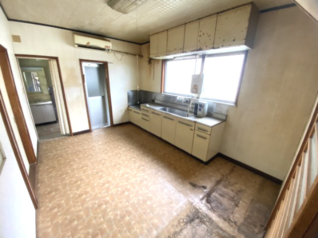 小津町　戸建のキッチン|１F　窓があり光と風を感じる事ができます。水回りはリフォームをお勧めいたします。一部傾きがあります。