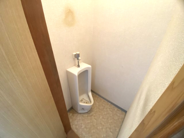 小津町　戸建のトイレ|１F　小便器　単独トイレ。