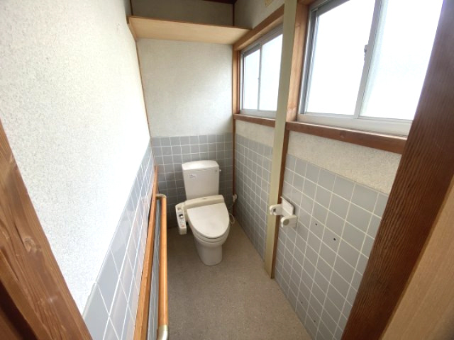 小津町　戸建のトイレ|１F　ウォシュレット付き暖房便座。単独トイレ。