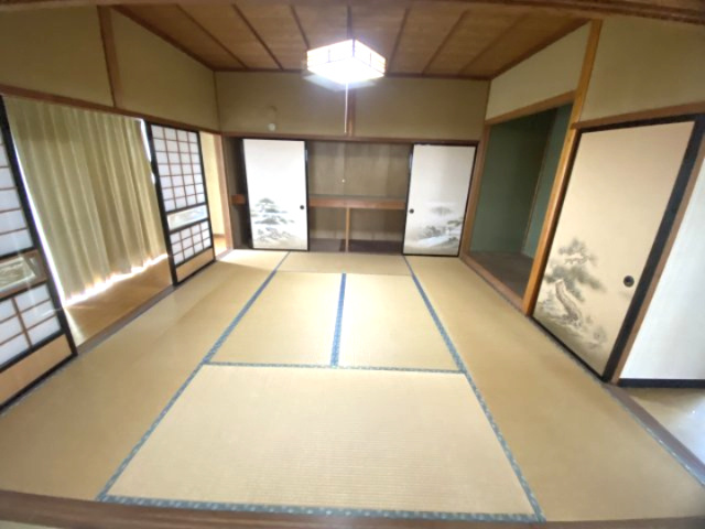 小津町　戸建の和室|１F　玄関から近い２間（６畳・８畳）続きの和室。縁側は、ランドリースペースにも活用できます。