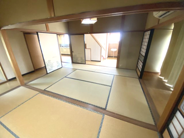 小津町　戸建の和室|１F　玄関から近い２間（６畳・８畳）続きの和室。縁側は、ランドリースペースにも活用できます。