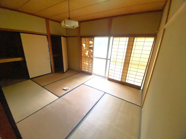 小津町　戸建の和室|１F　海が見え、光と風を感じる事ができます。一部傾きがあります。