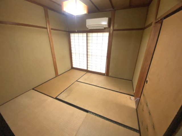 小津町　戸建の和室|１F　掃き出しの窓があり、光と風を感じる事ができます。一部傾きがあります。