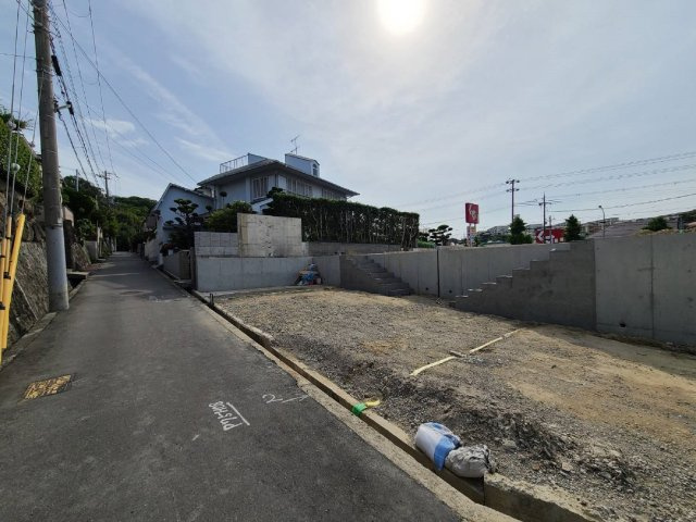 神戸市垂水区多聞台１丁目　土地の前面道路含む現地写真