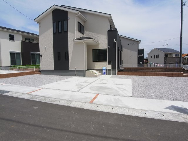 新築　榛東村新井第1　クリエートの家　6号棟の駐車場|現地写真　 駐車スペース広々！建物西側に並列で4台置けます♪					
