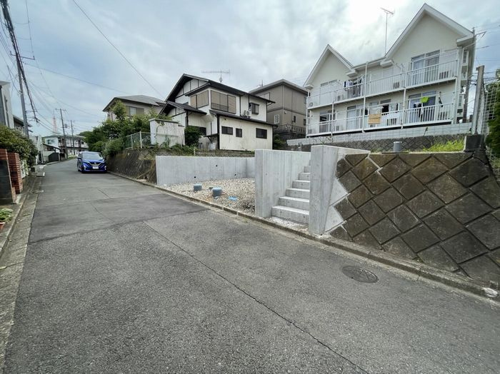 平塚市真田4丁目　売地の前面道路含む現地写真|前面道路含む現地写真です
