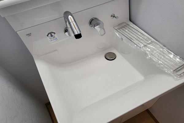 中古住宅　日野東６丁目の洗面所|シャンプーができる大きな洗面台