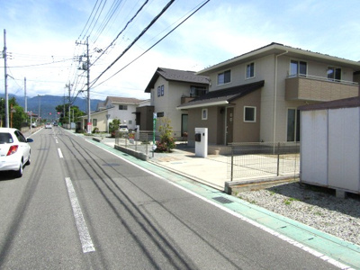 【前面道路含む現地写真】 | 中古戸建　甲府市西油川町 | 前面道路含む現地写真です