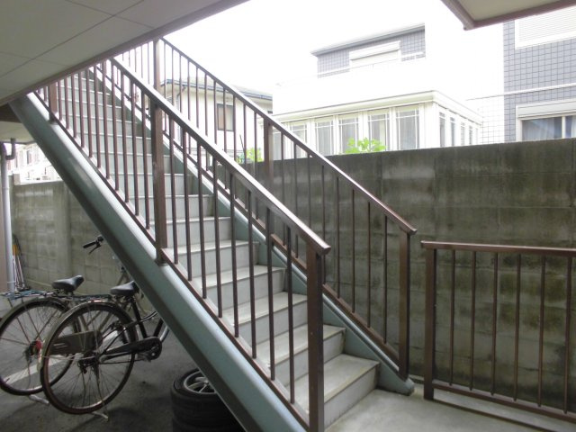 【その他共用部分】 | ハイツ中嶋 | 2階へ上がる外階段です