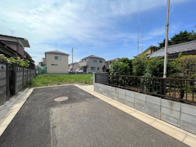 【前面道路含む現地写真】 | 東大和市芋窪6丁目　売地　全3区画　2区画 | 前面道路含む現地写真です