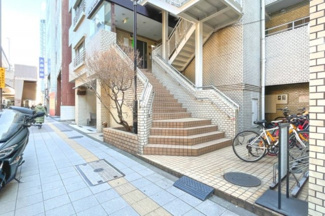 【エントランス】 | 【 Entrance 】
居住者の帰りを一番に待っていてくれるエントランス。その壮大な佇まいとは裏腹に、入ると静寂な空間が続いています。プライベートがしっかりと守られている証です。
