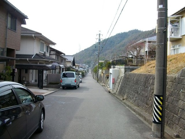 各務原市松が丘３丁目の前面道路含む現地写真