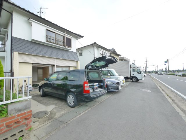 辰巳店舗付住宅（西長柄町）の駐車場|カースペースがあります