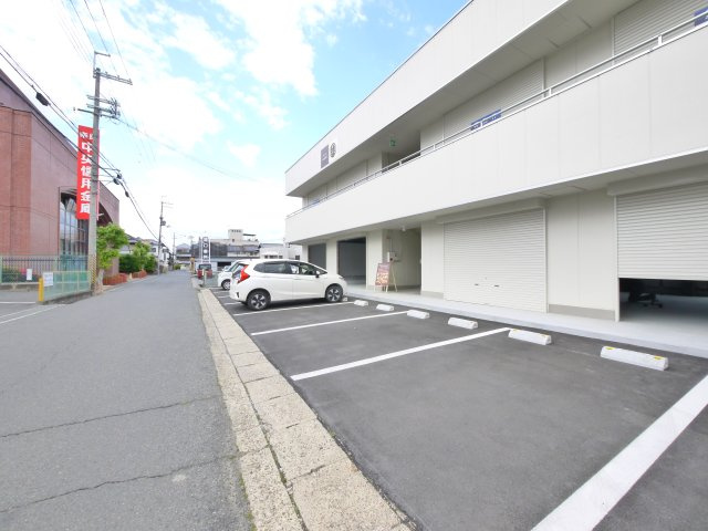 松本第２ビルの駐車場|車をお持ちの方に嬉しい駐車場付きの物件です