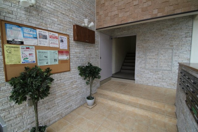 戸田市上戸田５丁目の賃貸マンションのエントランス