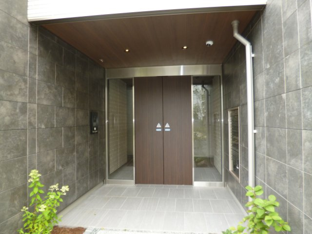 倉敷市稲荷町の賃貸マンションのエントランス