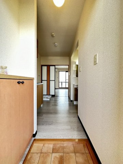 【展望】 | 玄関から室内への景観です！キッチンの奥に洋室8帖のお部屋があります♪