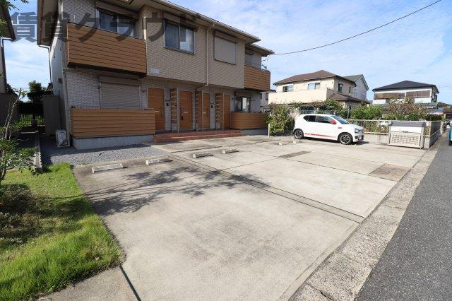 メゾン・ウェルストーンⅠの駐車場|駐車場があるので、車を買う予定の方も安心です