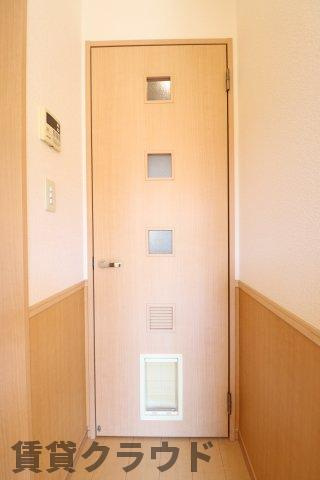 バニュルスⅠのその他|ワンちゃんが自分で通れる小窓付き！