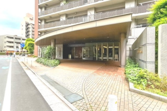 【エントランス】 | 【 Entrance 】
居住者の帰りを最初に待っていてくれるエントランス。その壮大な佇まいとは裏腹に、入ると静寂な空間が続いています。プライベートがしっかりと守られている証です。