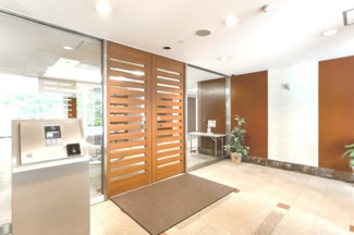 【エントランス】 | 【 Entrance 】
高級感のあるエントランス。居住者の帰りを待っているとともに、安全も守ってくれています。賑わいのある街も素敵ですが、プライベートを確保することも大事です。