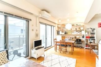 【外観】 | 【 Living　room 】
木の暖かさを感じられ、団欒とした生活を送ることができるリビングルーム。気持ちのいい日の光の下、ゆっくりとしたくつろげる時間を楽しみませんか？