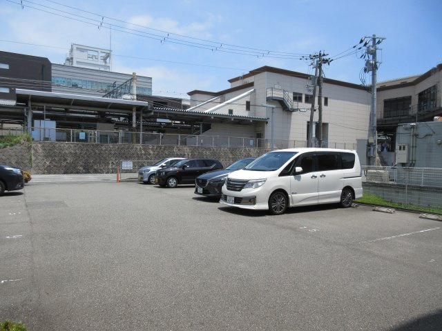 アザレアの駐車場