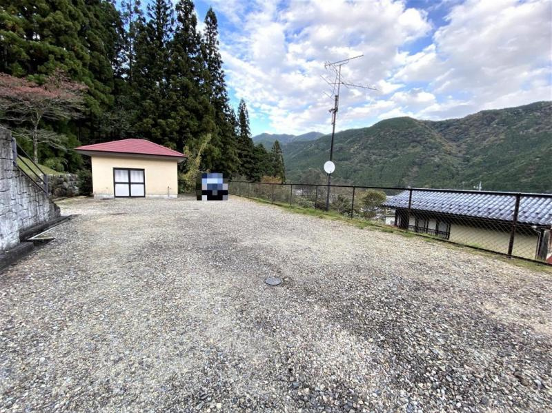 下呂市萩原町　温泉付き４ＬＤＫの駐車場
