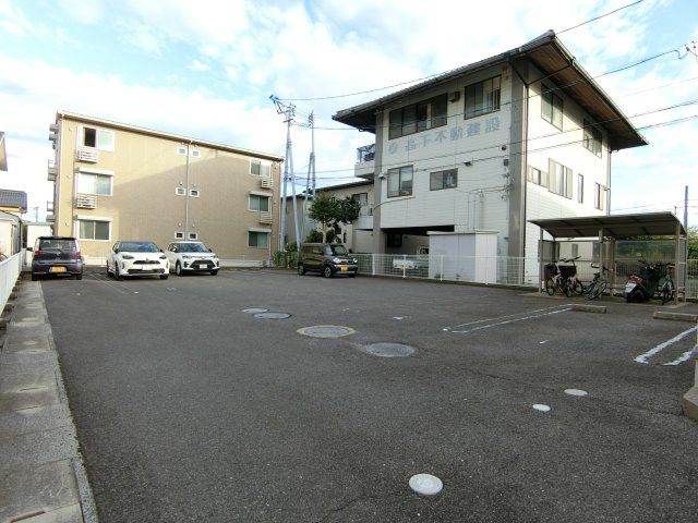 クラルテの駐車場