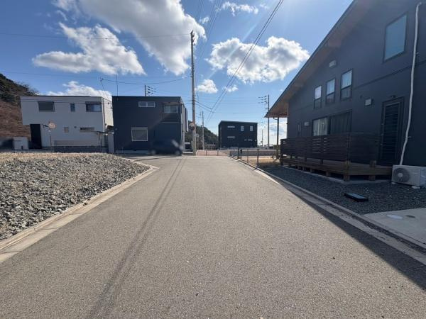 和歌山市ふじと台　中古戸建の前面道路含む現地写真