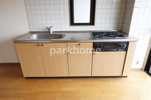 ハピネスシティのキッチン|コンパクトなキッチンで掃除もラクラク
※間取り反転の場合あり、内装が若干異なる場合がございます
清掃前