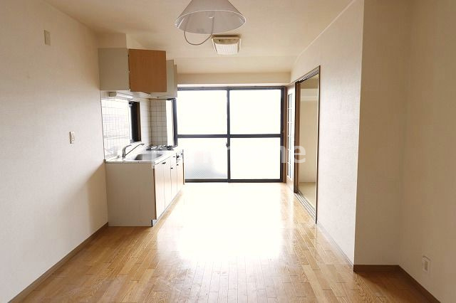 ハピネスシティの居間・リビング|ゆったり過ごせる居間です　※間取り反転の場合あり、内装が若干異なる場合がございます
清掃前