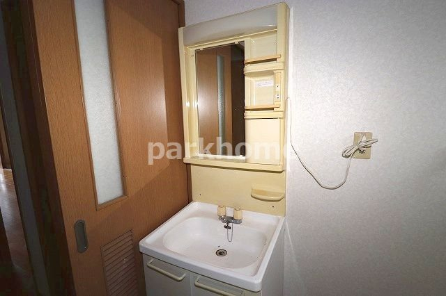 ハピネスシティの独立洗面台|朝の支度にも助かる、独立の洗髪洗面化粧台　※間取り反転の場合あり、内装が若干異なる場合がございます
清掃前