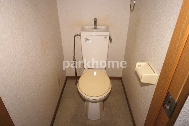 ハピネスシティのトイレ|ゆったりとした空間のトイレです　※間取り反転の場合あり、内装が若干異なる場合がございます
清掃前