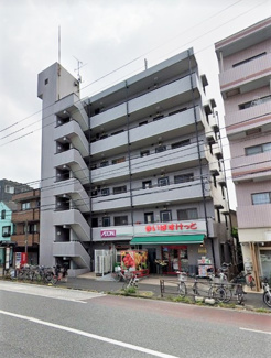 【外観】 | 「川崎」駅にアクセス可能な最寄りのバス停まで徒歩1分！1階にスーパーがあり、便利な立地の6階建てマンションです☆