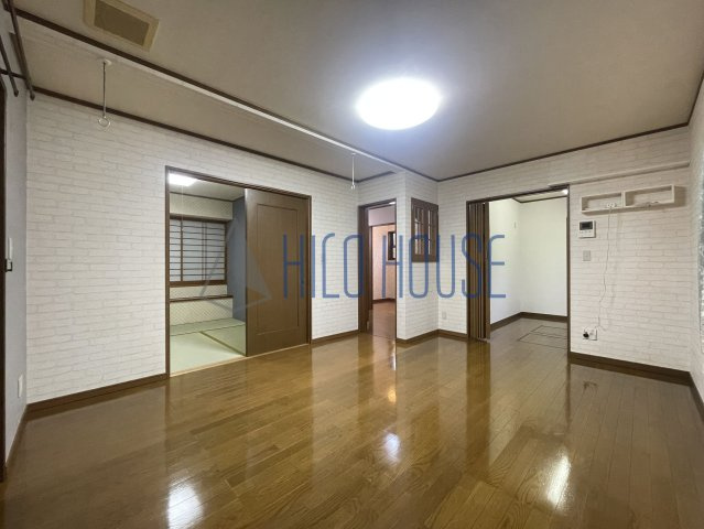 ガレージ付き今福戸建の居間・リビング