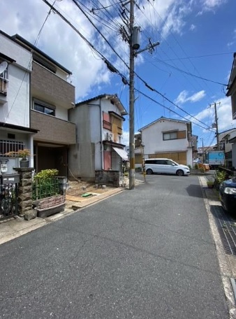 限定１区画新築戸建◆完成物件につきご内覧可能◆収納充実３ＬＤＫ◆駐車１台可能◆宇治市小倉町山際の前面道路含む現地写真|前道