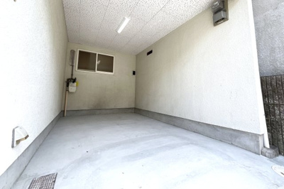 【駐車場】 | 伏見区桃山町養斉　中古戸建 | お車をお持ちの方は駐車スペースがあるので助かりますね。ＭＯＭＯテラスやイズミヤが車で4分と気軽にショッピングが楽しめますよ。