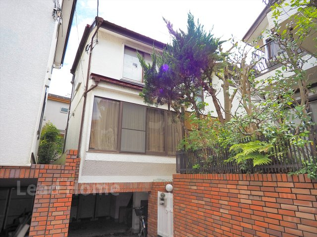 【外観】 | 世田谷区赤堤3丁目 | 赤堤3丁目の閑静なエリアに佇む2階建（車庫あり）の戸建です。