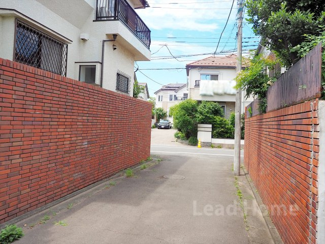 【前面道路含む現地写真】 | 世田谷区赤堤3丁目 | 第一種低層住居専用地域に立地。穏やかな住環境です。
