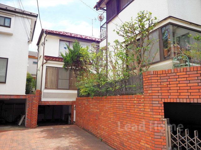 【外観】 | 世田谷区赤堤3丁目 | 開口部が多く、南側にベランダ（2階部分）があります。