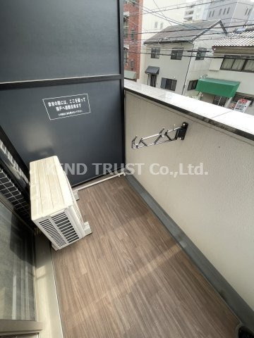 プレサンス天神橋ラ・デュアルのバルコニー|外からの目が気にならないバルコニーで洗濯物が干せます