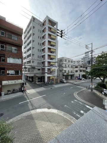 プレサンス天神橋ラ・デュアルの駐車場|車をお持ちの方に嬉しい駐車場付きの物件です