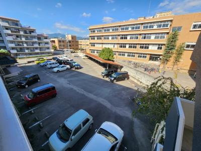 コーポラス花園の駐車場