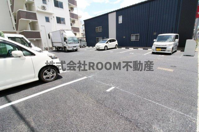 ローズガーデンの駐車場|駐車場があるので、車を買う予定の方も安心です