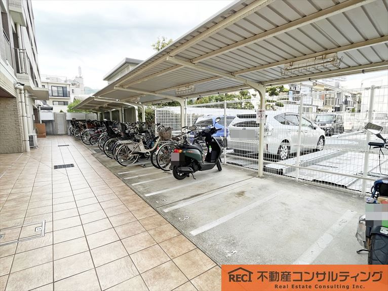 ワコーレ深江本町ソフィリアの駐車場